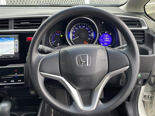 フィット 13G・Lパッケージ 禁煙 純正7型SDナビ ETC LEDヘッド 純正フロアマット プッシュスタート スマートキー アイドリングストップ パワーステアリング パワーウィンドウ オートライト 盗難防止装置 Wエアバッグ(3枚目)