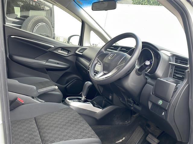 フィット 13G・Lパッケージ 禁煙 純正7型SDナビ ETC LEDヘッド 純正フロアマット プッシュスタート スマートキー アイドリングストップ パワーステアリング パワーウィンドウ オートライト 盗難防止装置 Wエアバッグ(4枚目)