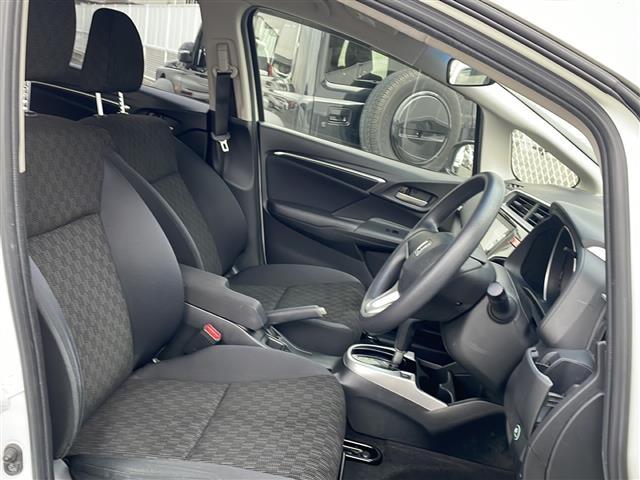 フィット 13G・Lパッケージ 禁煙 純正7型SDナビ ETC LEDヘッド 純正フロアマット プッシュスタート スマートキー アイドリングストップ パワーステアリング パワーウィンドウ オートライト 盗難防止装置 Wエアバッグ(5枚目)