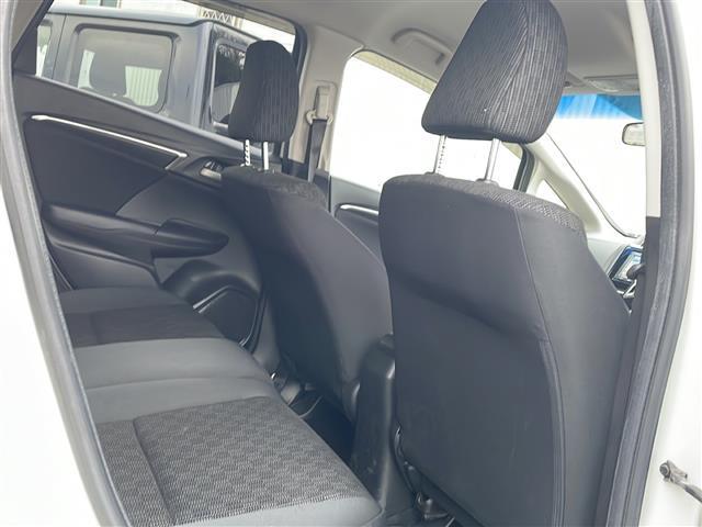 フィット 13G・Lパッケージ 禁煙 純正7型SDナビ ETC LEDヘッド 純正フロアマット プッシュスタート スマートキー アイドリングストップ パワーステアリング パワーウィンドウ オートライト 盗難防止装置 Wエアバッグ(6枚目)