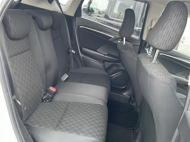 フィット 13G・Lパッケージ 禁煙 純正7型SDナビ ETC LEDヘッド 純正フロアマット プッシュスタート スマートキー アイドリングストップ パワーステアリング パワーウィンドウ オートライト 盗難防止装置 Wエアバッグ(7枚目)