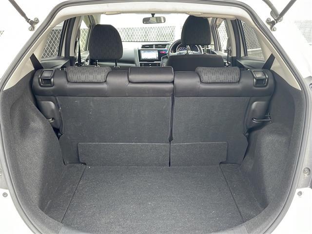 フィット 13G・Lパッケージ 禁煙 純正7型SDナビ ETC LEDヘッド 純正フロアマット プッシュスタート スマートキー アイドリングストップ パワーステアリング パワーウィンドウ オートライト 盗難防止装置 Wエアバッグ(8枚目)