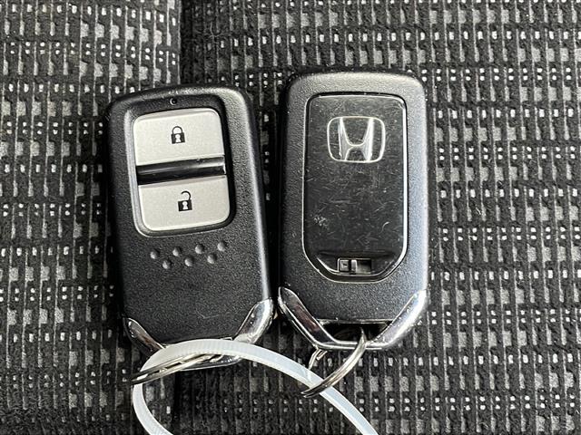 フィット 13G・Lパッケージ 禁煙 純正7型SDナビ ETC LEDヘッド 純正フロアマット プッシュスタート スマートキー アイドリングストップ パワーステアリング パワーウィンドウ オートライト 盗難防止装置 Wエアバッグ(10枚目)