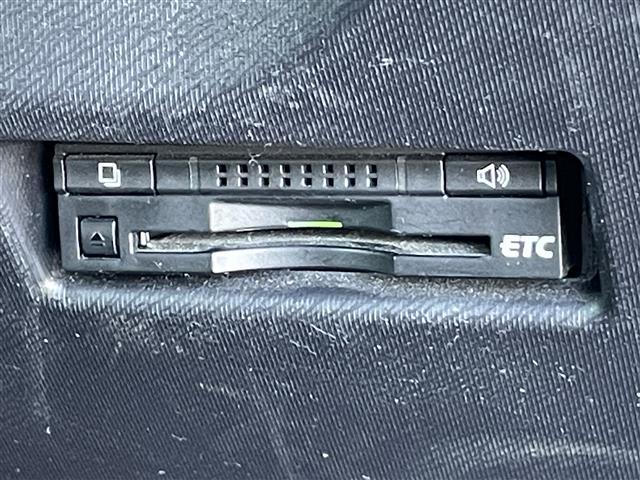 アクア Ｘ－アーバン　禁煙　純正７型ＳＤナビ　バックカメラ　純正１６インチアルミホイール　ビルトインＥＴＣ　純正ＬＥＤヘッドライト　前ドライブレコーダー　２トーンカラー　ハーフレザー　スマートキー　ステアリングスイッチ（5枚目）