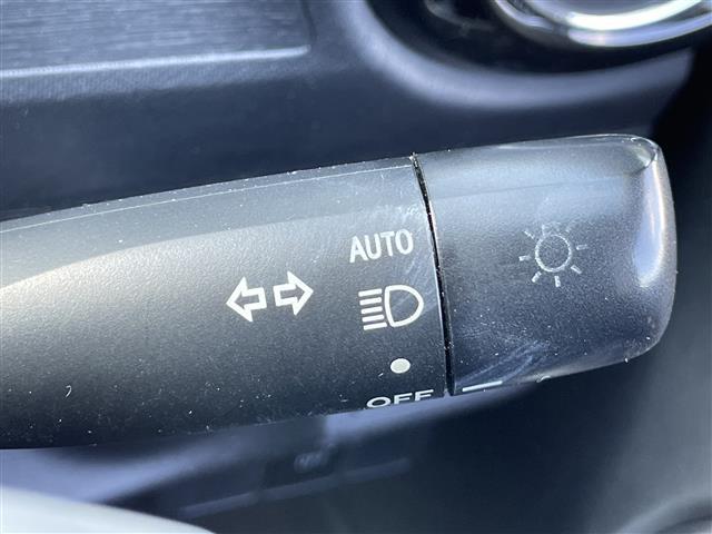 アクア Ｘ－アーバン　禁煙　純正７型ＳＤナビ　バックカメラ　純正１６インチアルミホイール　ビルトインＥＴＣ　純正ＬＥＤヘッドライト　前ドライブレコーダー　２トーンカラー　ハーフレザー　スマートキー　ステアリングスイッチ（12枚目）