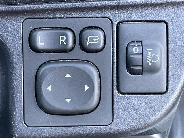 アクア Ｘ－アーバン　禁煙　純正７型ＳＤナビ　バックカメラ　純正１６インチアルミホイール　ビルトインＥＴＣ　純正ＬＥＤヘッドライト　前ドライブレコーダー　２トーンカラー　ハーフレザー　スマートキー　ステアリングスイッチ（17枚目）