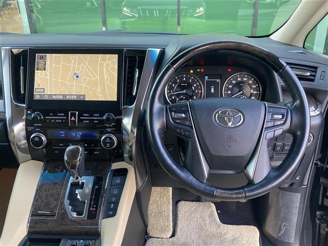 アルファード ３．５エグゼクティブラウンジＳ　禁煙　純正１０．５型ナビ　パノラミックビュー　ツインムーンルーフ　ベージュレザーシート　パワーシート　シートヒーター　エアシート　後席モニター　ステアリングヒーター　パワーバックドア　プッシュスタート（5枚目）