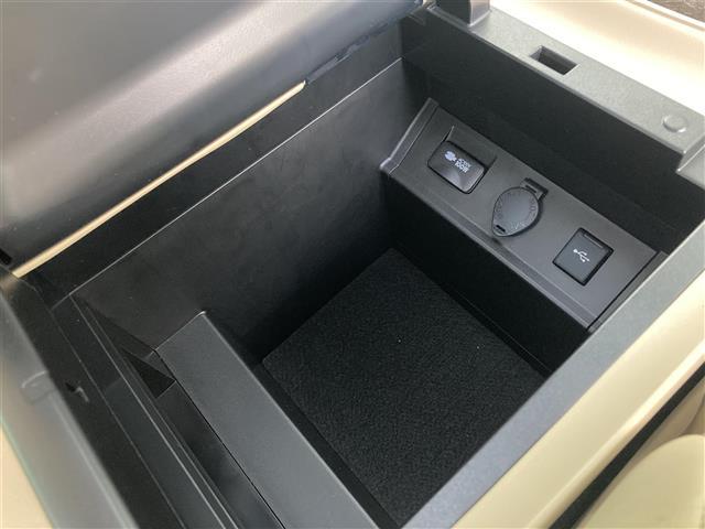 アルファード ３．５エグゼクティブラウンジＳ　禁煙　純正１０．５型ナビ　パノラミックビュー　ツインムーンルーフ　ベージュレザーシート　パワーシート　シートヒーター　エアシート　後席モニター　ステアリングヒーター　パワーバックドア　プッシュスタート（19枚目）