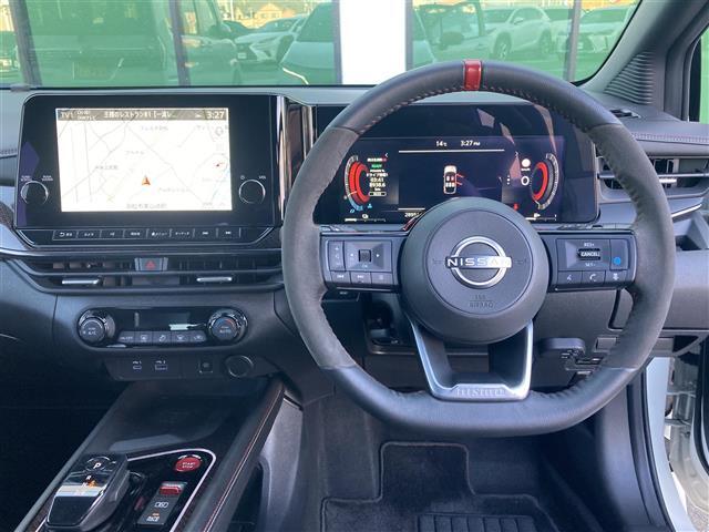オーラ ニスモ　禁煙車　純正９型ナビ　全方位カメラ　エマブレ　レーダークルコン　ソナー　ＢＳＭ　ＬＥＤオートライト　フォグランプ　リアフォグ　置くだけ充電　専用ハーフレザーシート　デジタルインナーミラー　スマートキー（5枚目）