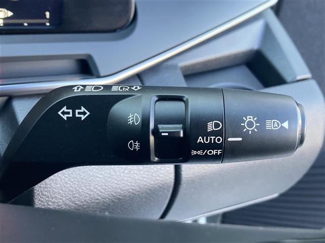 オーラ ニスモ　禁煙車　純正９型ナビ　全方位カメラ　エマブレ　レーダークルコン　ソナー　ＢＳＭ　ＬＥＤオートライト　フォグランプ　リアフォグ　置くだけ充電　専用ハーフレザーシート　デジタルインナーミラー　スマートキー（9枚目）