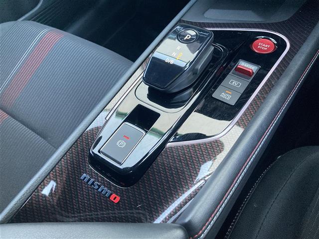 オーラ ニスモ　禁煙車　純正９型ナビ　全方位カメラ　エマブレ　レーダークルコン　ソナー　ＢＳＭ　ＬＥＤオートライト　フォグランプ　リアフォグ　置くだけ充電　専用ハーフレザーシート　デジタルインナーミラー　スマートキー（15枚目）