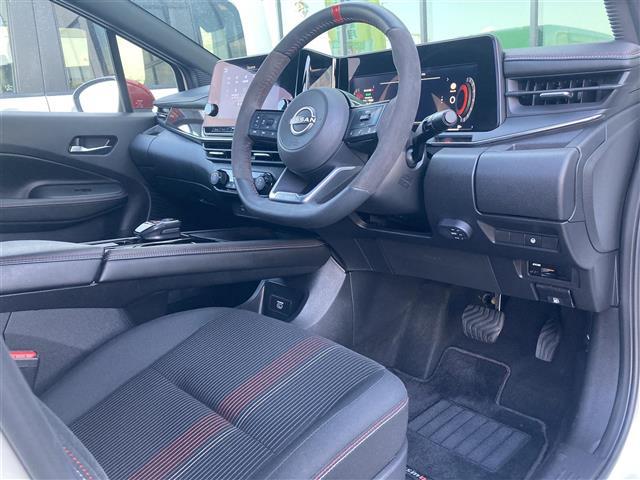 オーラ ニスモ　禁煙車　純正９型ナビ　全方位カメラ　エマブレ　レーダークルコン　ソナー　ＢＳＭ　ＬＥＤオートライト　フォグランプ　リアフォグ　置くだけ充電　専用ハーフレザーシート　デジタルインナーミラー　スマートキー（17枚目）