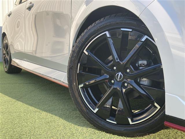 オーラ ニスモ　禁煙車　純正９型ナビ　全方位カメラ　エマブレ　レーダークルコン　ソナー　ＢＳＭ　ＬＥＤオートライト　フォグランプ　リアフォグ　置くだけ充電　専用ハーフレザーシート　デジタルインナーミラー　スマートキー（40枚目）