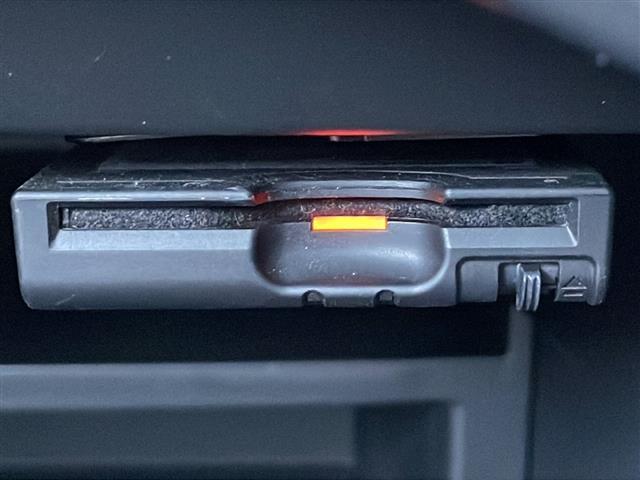 ノート ｅ－パワー　Ｘ　禁煙車　純正７インチナビ　フルセグ　ＣＤ　ＤＶＤ　Ｂｌｕｅｔｏｏｔｈ　ＡＭ　ＦＭ　全方位カメラ　全方位カメラ連動ルームミラー　オートハイビーム　追従型クルコン　純正１５インチアルミ　純正フロアマット（5枚目）