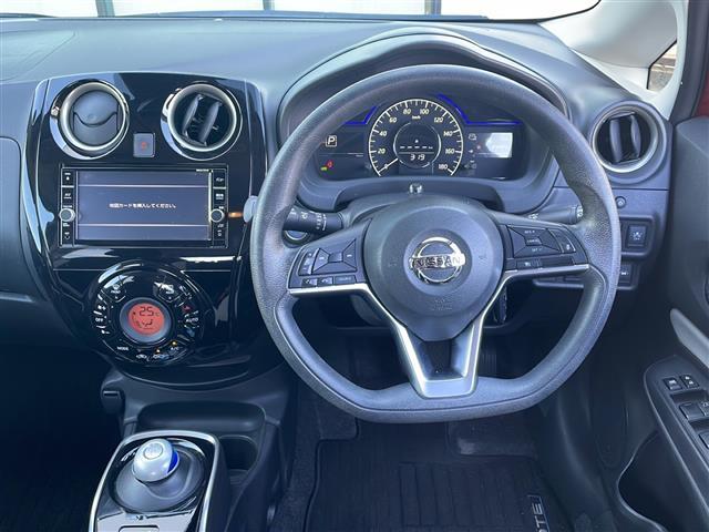 ノート ｅ－パワー　Ｘ　禁煙車　純正７インチナビ　フルセグ　ＣＤ　ＤＶＤ　Ｂｌｕｅｔｏｏｔｈ　ＡＭ　ＦＭ　全方位カメラ　全方位カメラ連動ルームミラー　オートハイビーム　追従型クルコン　純正１５インチアルミ　純正フロアマット（6枚目）
