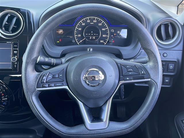 ノート ｅ－パワー　Ｘ　禁煙車　純正７インチナビ　フルセグ　ＣＤ　ＤＶＤ　Ｂｌｕｅｔｏｏｔｈ　ＡＭ　ＦＭ　全方位カメラ　全方位カメラ連動ルームミラー　オートハイビーム　追従型クルコン　純正１５インチアルミ　純正フロアマット（7枚目）