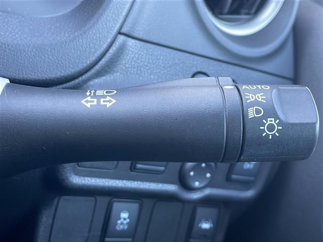 ノート ｅ－パワー　Ｘ　禁煙車　純正７インチナビ　フルセグ　ＣＤ　ＤＶＤ　Ｂｌｕｅｔｏｏｔｈ　ＡＭ　ＦＭ　全方位カメラ　全方位カメラ連動ルームミラー　オートハイビーム　追従型クルコン　純正１５インチアルミ　純正フロアマット（10枚目）