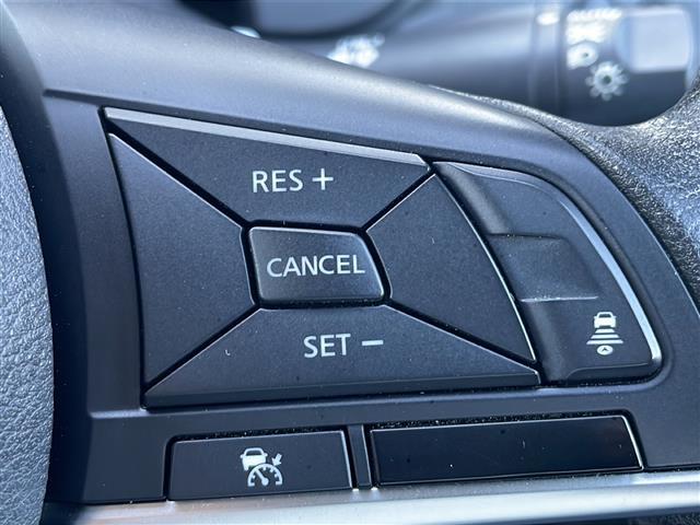 ノート ｅ－パワー　Ｘ　禁煙車　純正７インチナビ　フルセグ　ＣＤ　ＤＶＤ　Ｂｌｕｅｔｏｏｔｈ　ＡＭ　ＦＭ　全方位カメラ　全方位カメラ連動ルームミラー　オートハイビーム　追従型クルコン　純正１５インチアルミ　純正フロアマット（12枚目）