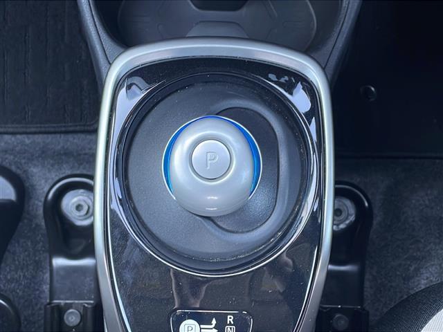 ノート ｅ－パワー　Ｘ　禁煙車　純正７インチナビ　フルセグ　ＣＤ　ＤＶＤ　Ｂｌｕｅｔｏｏｔｈ　ＡＭ　ＦＭ　全方位カメラ　全方位カメラ連動ルームミラー　オートハイビーム　追従型クルコン　純正１５インチアルミ　純正フロアマット（14枚目）