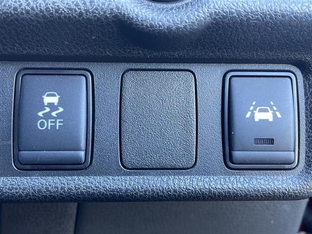 ノート ｅ－パワー　Ｘ　禁煙車　純正７インチナビ　フルセグ　ＣＤ　ＤＶＤ　Ｂｌｕｅｔｏｏｔｈ　ＡＭ　ＦＭ　全方位カメラ　全方位カメラ連動ルームミラー　オートハイビーム　追従型クルコン　純正１５インチアルミ　純正フロアマット（17枚目）