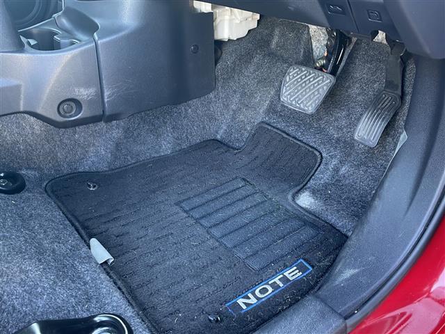 ノート ｅ－パワー　Ｘ　禁煙車　純正７インチナビ　フルセグ　ＣＤ　ＤＶＤ　Ｂｌｕｅｔｏｏｔｈ　ＡＭ　ＦＭ　全方位カメラ　全方位カメラ連動ルームミラー　オートハイビーム　追従型クルコン　純正１５インチアルミ　純正フロアマット（20枚目）