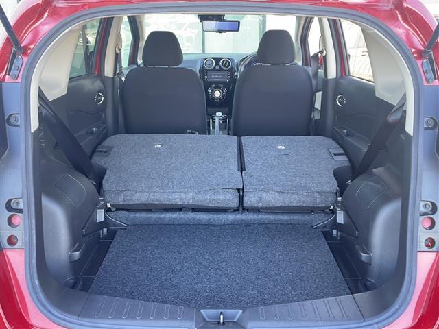 ノート ｅ－パワー　Ｘ　禁煙車　純正７インチナビ　フルセグ　ＣＤ　ＤＶＤ　Ｂｌｕｅｔｏｏｔｈ　ＡＭ　ＦＭ　全方位カメラ　全方位カメラ連動ルームミラー　オートハイビーム　追従型クルコン　純正１５インチアルミ　純正フロアマット（30枚目）