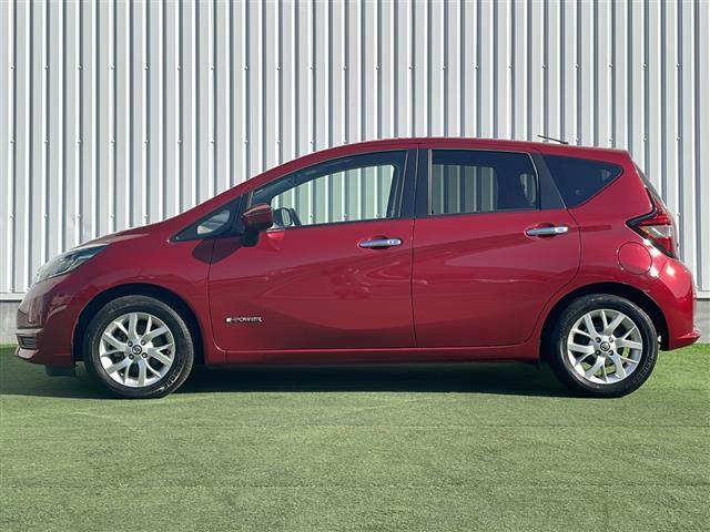 ノート ｅ－パワー　Ｘ　禁煙車　純正７インチナビ　フルセグ　ＣＤ　ＤＶＤ　Ｂｌｕｅｔｏｏｔｈ　ＡＭ　ＦＭ　全方位カメラ　全方位カメラ連動ルームミラー　オートハイビーム　追従型クルコン　純正１５インチアルミ　純正フロアマット（33枚目）