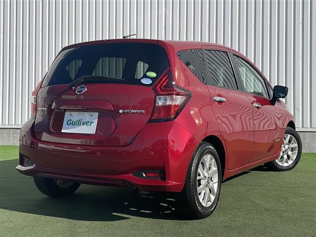 ノート ｅ－パワー　Ｘ　禁煙車　純正７インチナビ　フルセグ　ＣＤ　ＤＶＤ　Ｂｌｕｅｔｏｏｔｈ　ＡＭ　ＦＭ　全方位カメラ　全方位カメラ連動ルームミラー　オートハイビーム　追従型クルコン　純正１５インチアルミ　純正フロアマット（35枚目）