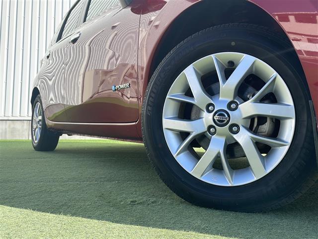 ノート ｅ－パワー　Ｘ　禁煙車　純正７インチナビ　フルセグ　ＣＤ　ＤＶＤ　Ｂｌｕｅｔｏｏｔｈ　ＡＭ　ＦＭ　全方位カメラ　全方位カメラ連動ルームミラー　オートハイビーム　追従型クルコン　純正１５インチアルミ　純正フロアマット（41枚目）