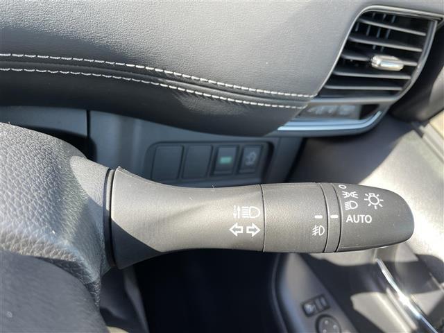 セレナ ハイウェイスター VセレクションII 禁煙 純正9型ナビ 後席モニター エマージェンシーブレーキ パーキングアシスト 踏み間違い衝突防止アシスト 車線逸脱警報 衝突安全ボディ サイドインパクトバー LEDヘッド 全方位カメラ ETC(13枚目)