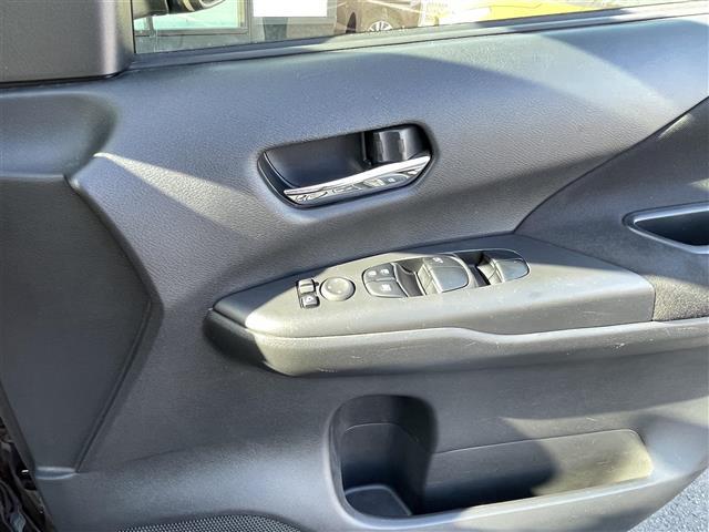 セレナ ハイウェイスター VセレクションII 禁煙 純正9型ナビ 後席モニター エマージェンシーブレーキ パーキングアシスト 踏み間違い衝突防止アシスト 車線逸脱警報 衝突安全ボディ サイドインパクトバー LEDヘッド 全方位カメラ ETC(16枚目)