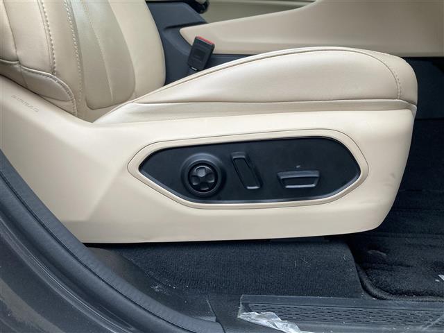 ジープ・グランドチェロキーL リミテッド 禁煙車 メーカー純正ナビ 全方位カメラ サンルーフ ベージュレザーシート パワーシート シートベンチレーション ステアヒーター LEDオートヘッドライト フォグ リアフォグ 前後ドラレコ ETC2.0(18枚目)