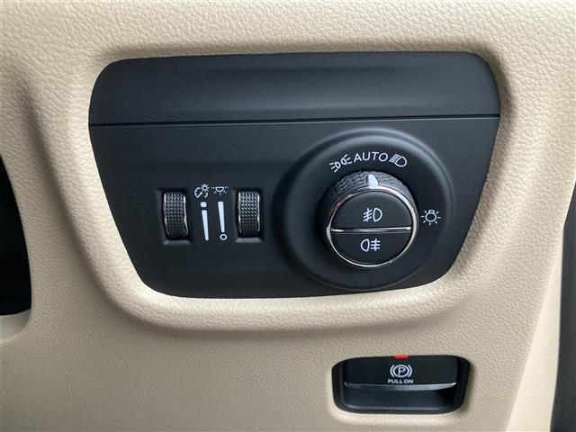 ジープ・グランドチェロキーL リミテッド 禁煙車 メーカー純正ナビ 全方位カメラ サンルーフ ベージュレザーシート パワーシート シートベンチレーション ステアヒーター LEDオートヘッドライト フォグ リアフォグ 前後ドラレコ ETC2.0(19枚目)