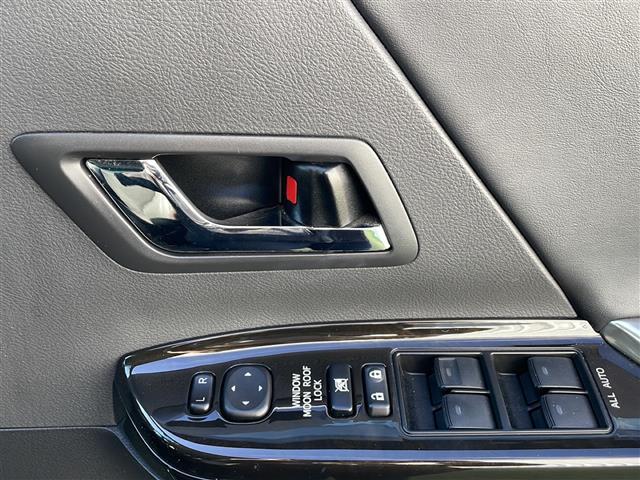 ヴェルファイア ２．４Ｚ　ゴールデンアイズ　禁煙車　アルパイン８型ナビ　両側パワスラ　Ｗサンルーフ　ハーフレザーシート　ＨＩＤオートヘッドライト　フォグランプ　ウッドコンビステア　　オットマン　プッシュスタート　スマートキー　ワンオーナー（16枚目）