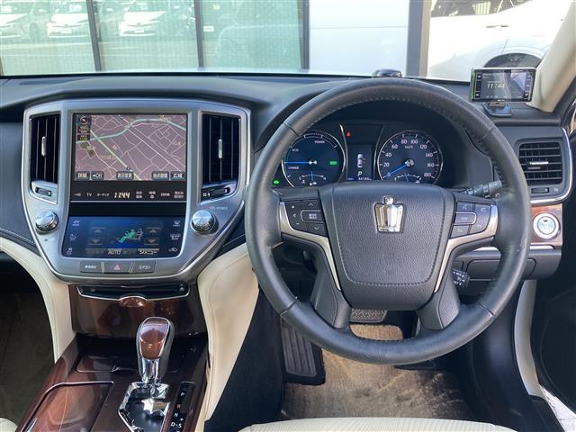 クラウンハイブリッド ロイヤルサルーンＧ　禁煙車　メーカー純正８型ナビ　バックカメラ　クルコン　ＭＴモード付ＡＴ　ＬＥＤオートヘッドライト　パワーシート　シートヒーター　ステアヒーター　ビルトインＥＴＣ　リアサンシェード　１８インチＡＷ（5枚目）