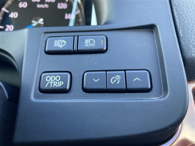 クラウンハイブリッド ロイヤルサルーンＧ　禁煙車　メーカー純正８型ナビ　バックカメラ　クルコン　ＭＴモード付ＡＴ　ＬＥＤオートヘッドライト　パワーシート　シートヒーター　ステアヒーター　ビルトインＥＴＣ　リアサンシェード　１８インチＡＷ（17枚目）