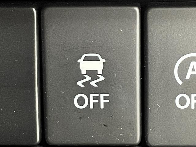 【　横滑り防止装置　】急なハンドル操作時や滑りやすい路面を走行中に車両の横滑りを感知すると、自動的に車両の進行方向を保つように車両を制御します。』