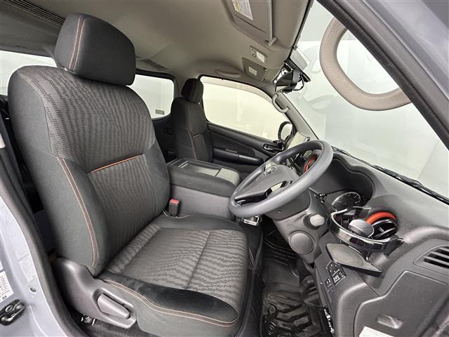 ＮＶ３５０キャラバンバン プレミアムＧＸロングブラックギア　４ＷＤ・全方位カメラ・社外フローティングナビ・バックカメラ・フルセグＴＶ・ＥＴＣ・片側パワスラ・社外フロアマット・ＬＥＤヘッドライト・オートライト・センターデフロック・横滑り防止・プッシュスタート（22枚目）