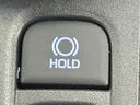 【ブレーキホールド】システムがONのとき、信号待ちなどの停止中に、ブレーキペダルから足を離してもブレーキがかかったまま保持されます!