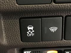 【　横滑り防止装置　】急なハンドル操作時や滑りやすい路面を走行中に車両の横滑りを感知すると、自動的に車両の進行方向を保つように車両を制御します。』 7