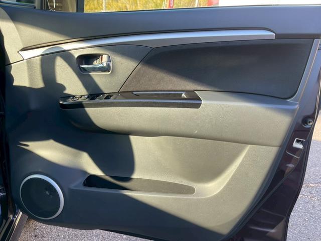 �l�C�̃��S���q�^���[���^�f�C�Y����A�֗��ȃX���C�h�h�A�t���m�|�a�n�w�^�^���g�^���[�N�X�Ȃǂ̌y�����Ԃ𑽐���葵���Ă���܂��B�G�u���B��o���X�Ȃǂ̌y�o������葵���Ă���܂��B