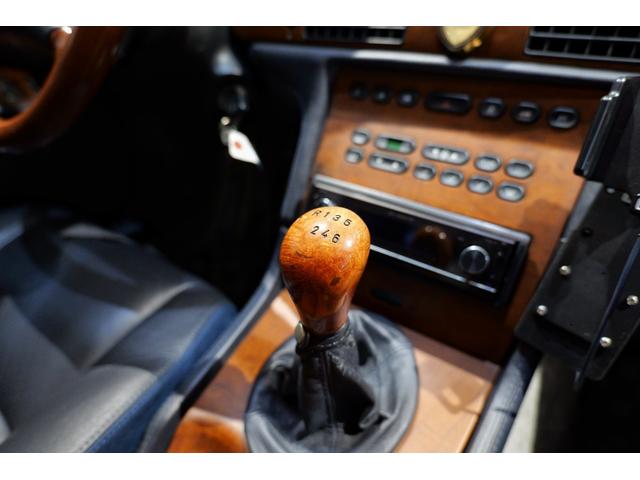 クアトロポルテ エボルツィオーネＶ８　アラゴスタ車高調　左ハンドル　６ＭＴ　ワンオフマフラー（17枚目）