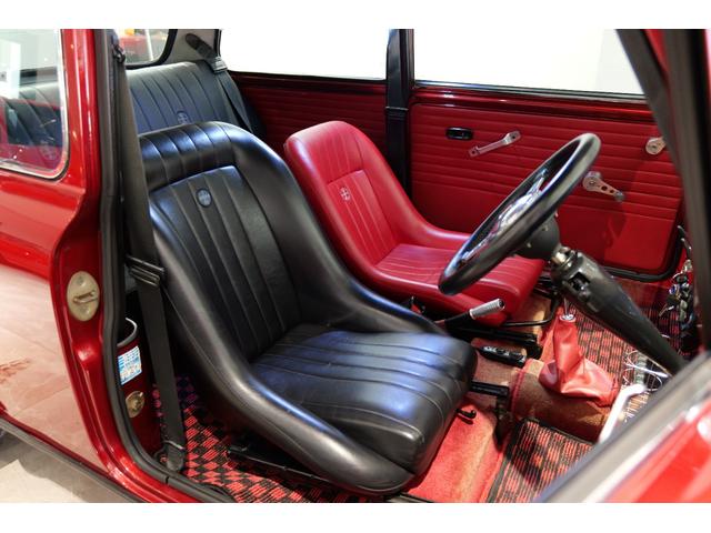 ＭＩＮＩ クーパー１．３　正規ディーラー車　１０インチ　スピードスター　センターメーター　ウェーバーキャブ　スリーポイントヘッドライト　コブラシート　センターマフラー　クーラー付き（10枚目）