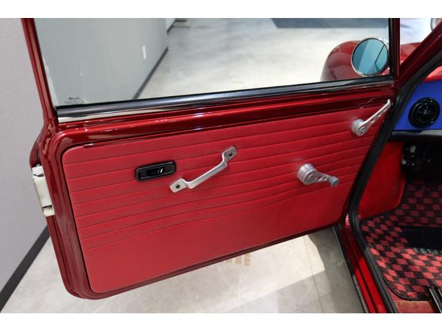 ＭＩＮＩ クーパー１．３　正規ディーラー車　１０インチ　スピードスター　センターメーター　ウェーバーキャブ　スリーポイントヘッドライト　コブラシート　センターマフラー　クーラー付き（18枚目）