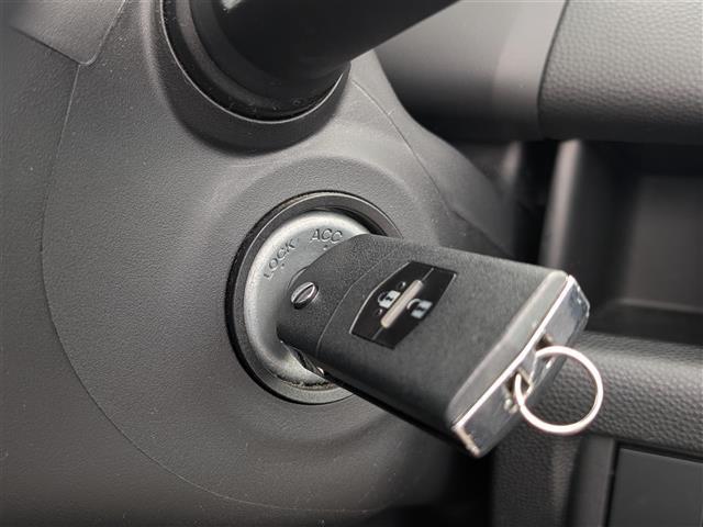 デミオ １３Ｃ　禁煙車／盗難防止装置／純正フロアマット／ダブルエアバッグ／キーレスキー／スタッドレスタイヤ積込（6枚目）