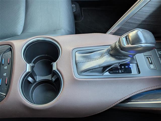 ハリアー Z レザーパッケージ 純正ディスプレイオーディオ/AM/FM/フルセグ/BT/USB/AUX/Miracast/全方位カメラ/JBLプレミアムサウンドシステム/トヨタセーフティセンス/BSM(32枚目)