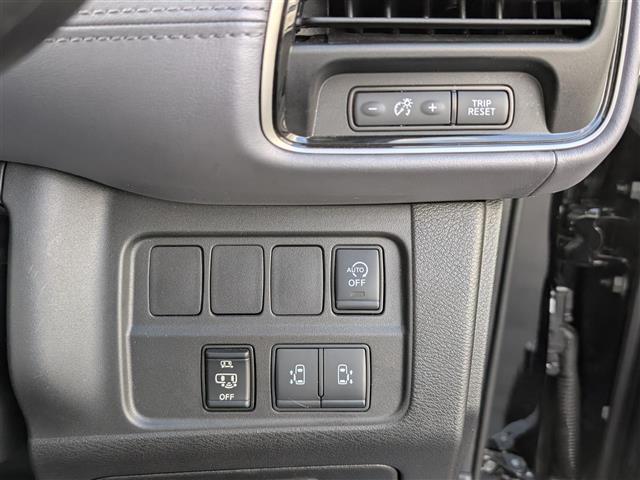 セレナ ハイウェイスターV 純正10インチナビ/AM/FM/フルセグ/BT/CD/DVD/全方位カメラ/両側パワースライドドア/11インチフリップダウンモニター/プロパイロット/踏み間違い衝突防止アシスト(21枚目)