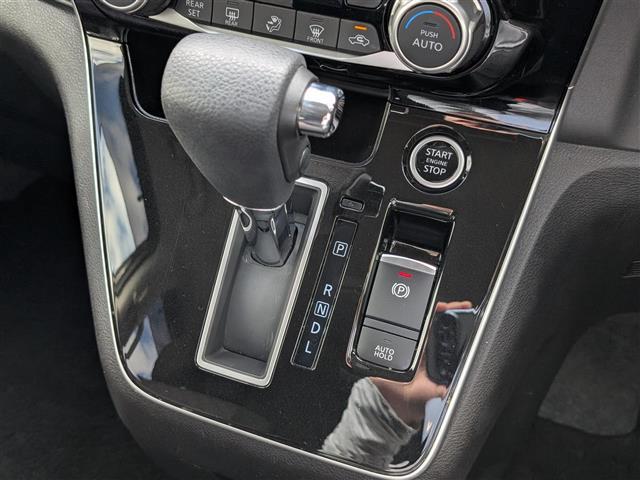 セレナ ハイウェイスターV 純正10インチナビ/AM/FM/フルセグ/BT/CD/DVD/全方位カメラ/両側パワースライドドア/11インチフリップダウンモニター/プロパイロット/踏み間違い衝突防止アシスト(24枚目)