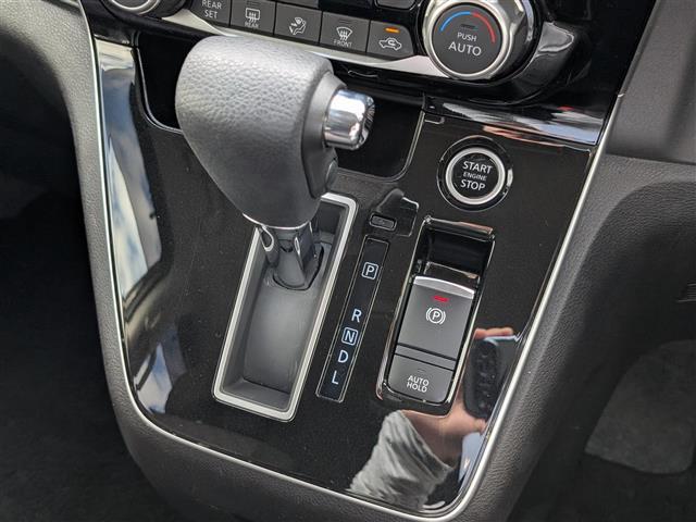 セレナ ハイウェイスターV 純正10インチナビ/AM/FM/フルセグ/BT/CD/DVD/全方位カメラ/両側パワースライドドア/11インチフリップダウンモニター/プロパイロット/踏み間違い衝突防止アシスト(32枚目)