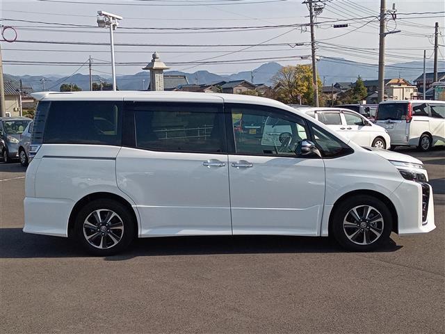 ヴォクシー ＺＳ　煌ＩＩ　純正９型ナビ／純正１２型後部モニター／フルセグ／Ｂｌｕｅｔｏｏｔｈ／バックカメラ／両側パワースライドドア／衝突防止／先行車発進告知／パーキングサポートブレーキ／クリアランスソナー／レーンキープアシスト（19枚目）